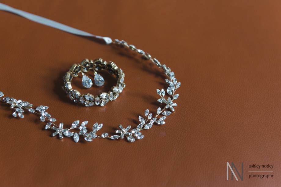 Bridal jewellery and belt